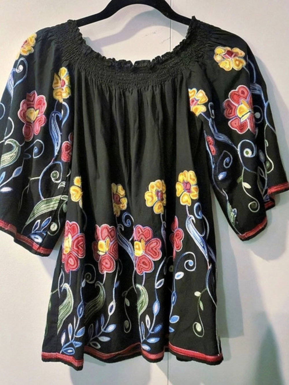 Fera Telli Embroidered Floral Blouse in Black & Red Size Small Like New